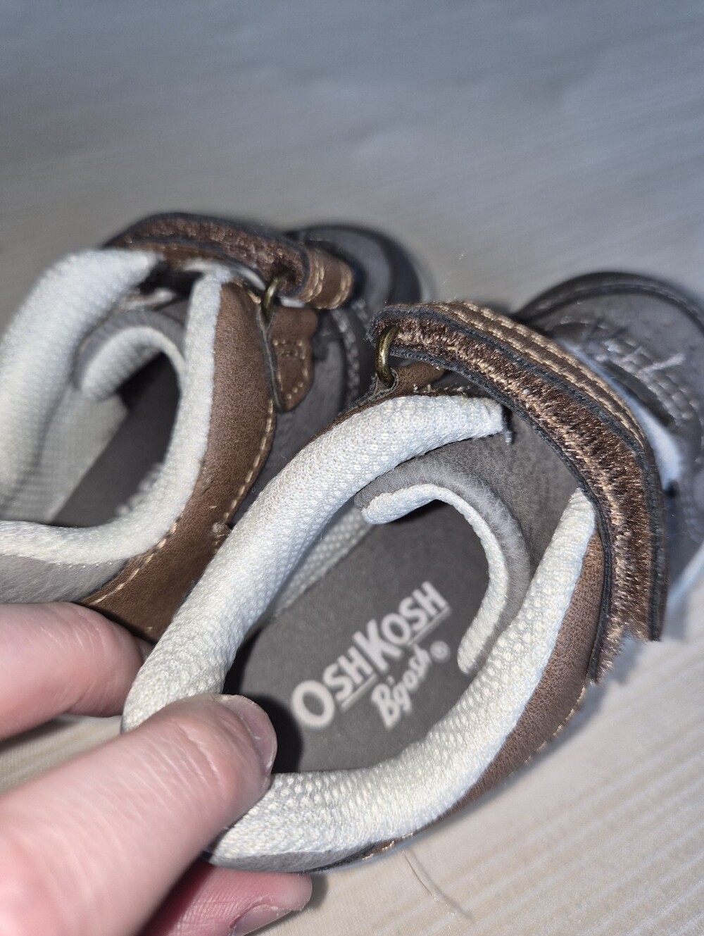 OshKosh B'gosh Gray Velcro Shoes - Kids Size 4 - Great Condition - Picture 7 of 8